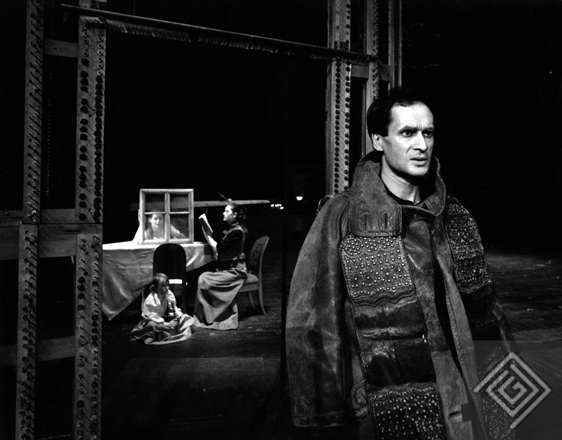„Dziady: Improwizacje” (1987): guślarz. Fot. Wojciech Plewiński. „Dziady: Improwizacje” (1987): guślarz. Fot. Wojciech Plewiński.