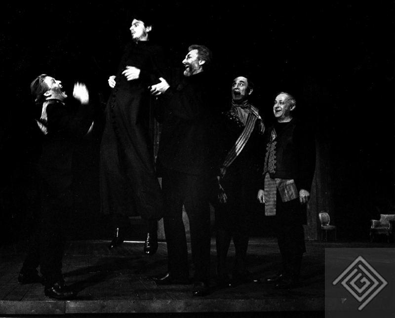 „Dziady: Improwizacje” (1987): ksiądz Piotr u Senatora. Fot. Wojciech Plewiński. „Dziady: Improwizacje” (1987): ksiądz Piotr u Senatora. Fot. Wojciech Plewiński.