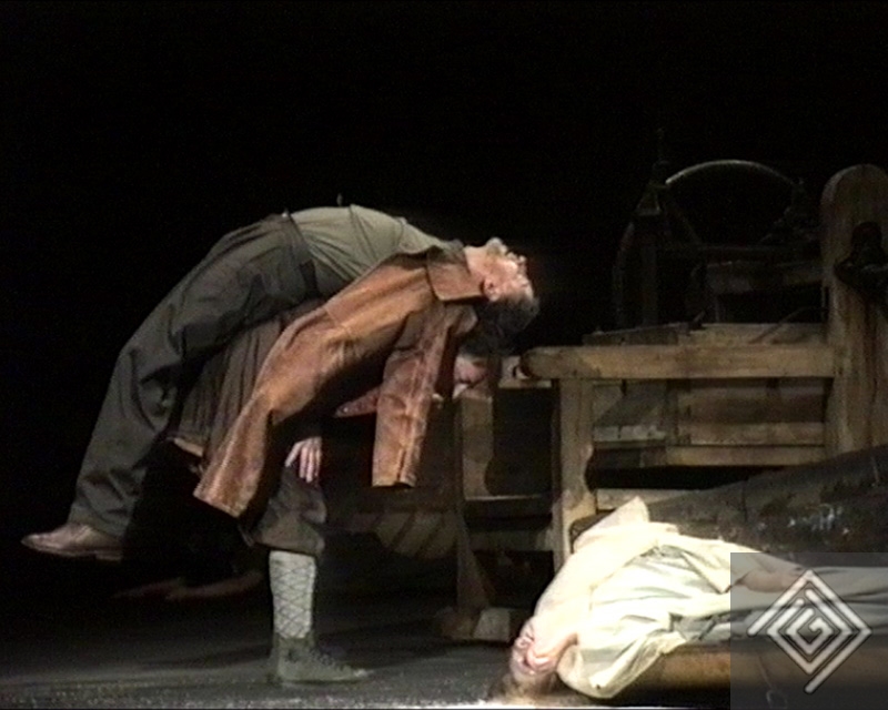 „Miasto liczy psie nosy” (Teatr Studio, Warszawa 1991). Fot. Jerzy Karpiński „Miasto liczy psie nosy” (Teatr Studio, Warszawa 1991). Fot. Jerzy Karpiński