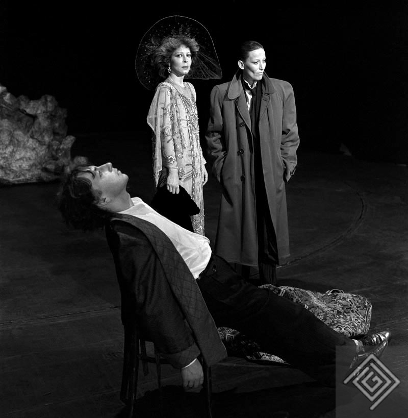 „Tak zwana ludzkość w obłędzie” (Teatr Studio, Warszawa 1987). Fot. Wojciech Plewiński „Tak zwana ludzkość w obłędzie” (Teatr Studio, Warszawa 1987). Fot. Wojciech Plewiński